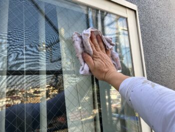 横浜市南区S様邸グランセラトップ1液水性外壁塗装後窓清掃