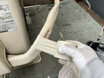 横浜市南区S様邸エアコン冷媒管テープ巻き戻し