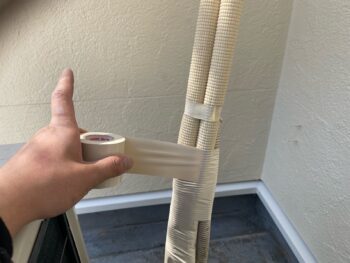 横浜市鶴見区K様邸エアコン冷媒管テープ巻き戻し