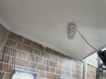 横浜市鶴見区K様邸軒天塗装上塗り2回目