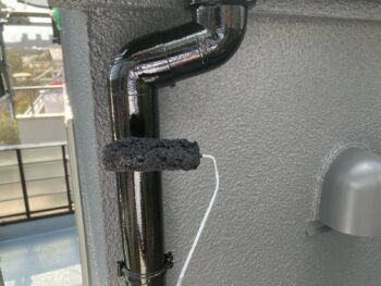 横浜市南区S様邸竪樋塗装上塗り2回目