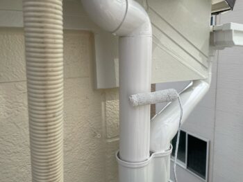 横浜市鶴見区K様邸竪樋塗装上塗り2回目