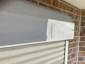 横浜市鶴見区K様邸シャッターボックス塗装上塗り1回目