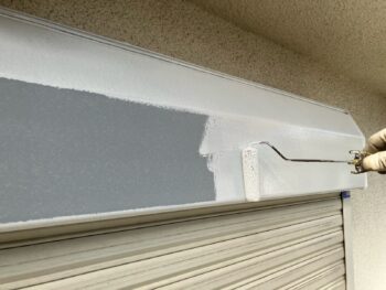 横浜市南区S様邸シャッターボックス塗装上塗り1回目
