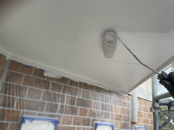 横浜市鶴見区K様邸軒天塗装上塗り1回目