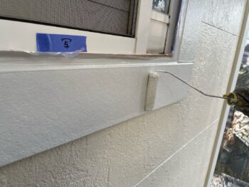横浜市鶴見区K様邸窓モール塗装上塗り2回目