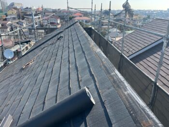 横浜市南区S様邸スーパーガルテクト屋根カバー工法前棟板金・雪止め解体