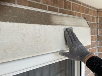 横浜市鶴見区K様邸シャッターボックス塗装前ケレン