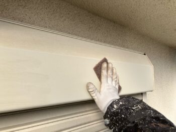 横浜市南区S様邸シャッターボックス塗装前ケレン