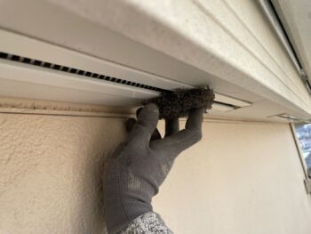 横浜市鶴見区K様邸軒天換気口塗装前ケレン作業