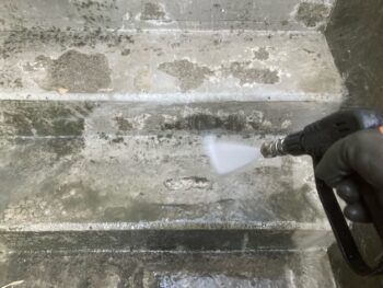 横浜市南区S様邸グランセラトップ1液水性外壁塗装前階段高圧洗浄