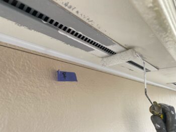 横浜市鶴見区K様邸軒天換気口塗装上塗り1回目