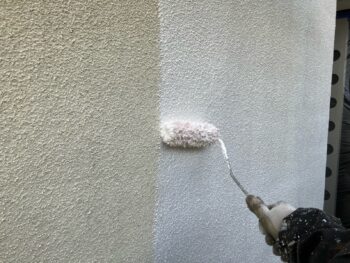 横浜市南区S様邸グランセラトップ1液水性外壁塗装下塗り