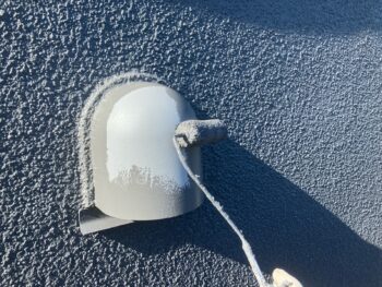 横浜市南区S様邸換気フード塗装上塗り1回目