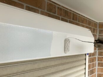 横浜市鶴見区K様邸シャッターボックス塗装上塗り2回目