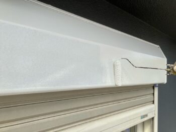 横浜市南区S様邸シャッターボックス塗装上塗り2回目