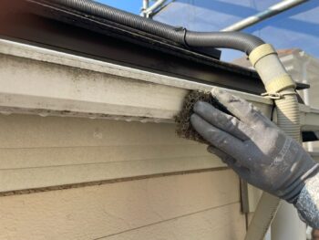 横浜市鶴見区K様邸軒樋塗装前ケレン作業