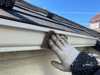 横浜市南区S様邸軒樋塗装前ケレン作業