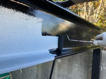 横浜市南区S様邸駐車場鉄骨架台塗装上塗り1回目