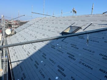 横浜市南区S様邸スーパーガルテクト屋根カバー工法防水紙貼り