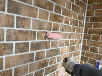 横浜市鶴見区K様邸UVプロテクトSiクリヤー外壁塗装上塗り2回目