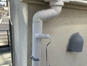 横浜市南区S様邸竪樋塗装下塗り