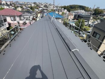 横浜市保土ヶ谷区M様邸屋根スーパーガルテクト屋根カバー工法棟換気取り付け