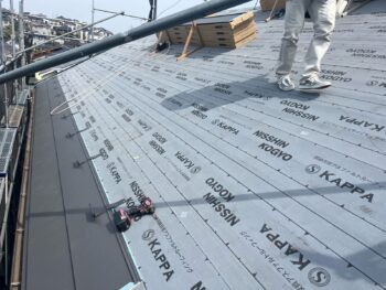 横浜市保土ヶ谷区M様邸屋根スーパーガルテクト屋根カバー工法前防水紙貼り