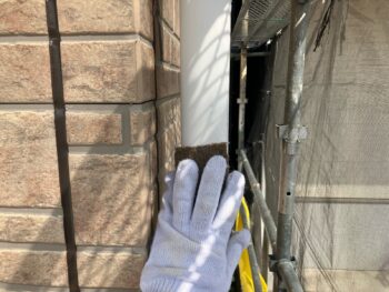 横浜市神奈川区S様邸竪樋塗装前ケレン作業