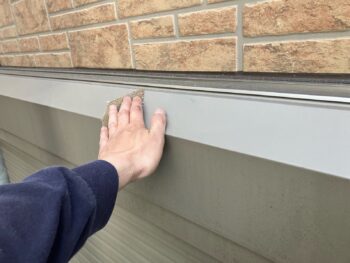 横浜市神奈川区S様邸シャッターボックス塗装前ケレン