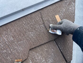 横浜市戸塚区S様邸グランセラベスト2液ファイン屋根塗装前クラック補修