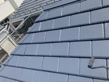 横浜市神奈川区S様邸グランセラベスト2液ファイン屋根塗装上塗り2回目