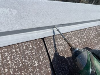 横浜市戸塚区S様邸グランセラベスト2液ファイン屋根塗装前ビス止め