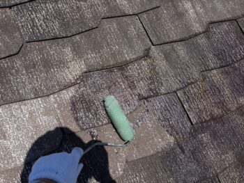 横浜市戸塚区S様邸グランセラベスト2液ファイン屋根塗装下塗り1回目