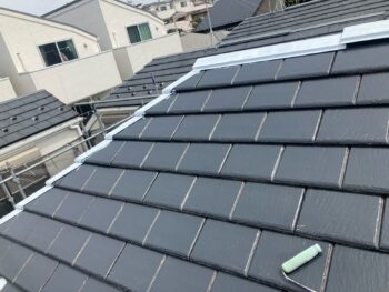 横浜市神奈川区S様邸グランセラベスト2液ファイン屋根塗装下塗り2回目