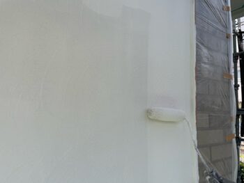 横浜市戸塚区S様邸グランセラトップ1液水性外壁塗装上塗り1回目