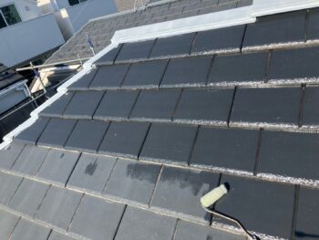 横浜市神奈川区S様邸グランセラベスト2液ファイン屋根塗装下塗り1回目