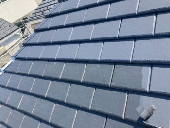 横浜市神奈川区S様邸グランセラベスト2液ファイン屋根塗装上塗り1回目
