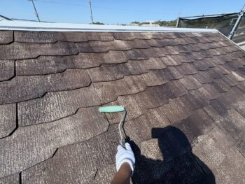 横浜市戸塚区S様邸グランセラベスト2液ファイン屋根塗装下塗り2回目