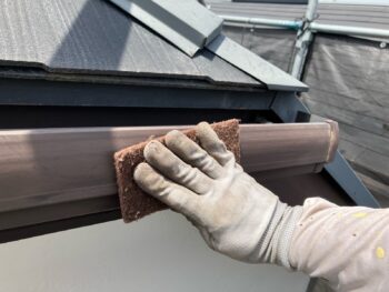 横浜市南区W様邸軒樋塗装前ケレン作業