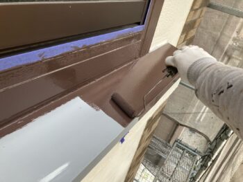 横浜市南区W様邸霧除け庇塗装上塗り1回目