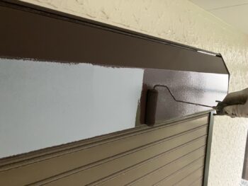 横浜市南区W様邸シャッターボックス塗装上塗り1回目
