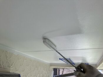 横浜市南区W様邸軒天塗装上塗り1回目