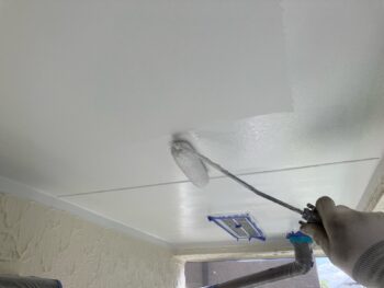 横浜市南区W様邸軒天塗装上塗り2回目