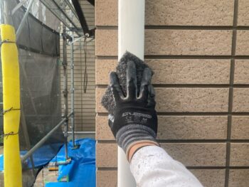 鎌倉市W様邸竪樋塗装前ケレン