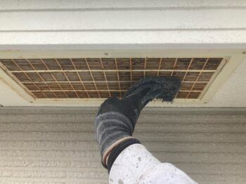 鎌倉市W様邸軒天換気口塗装前ケレン