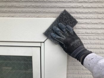 鎌倉市W様邸窓枠塗装前ケレン