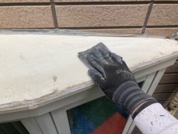 鎌倉市W様邸出窓天端塗装前ケレン作業