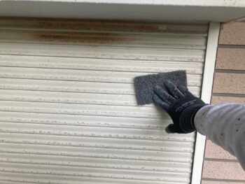 鎌倉市W様邸シャッター塗装前ケレン