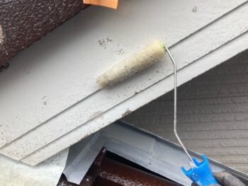 鎌倉市W様邸破風塗装下塗り